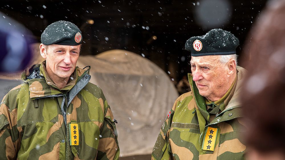 Fotky krále v maskáčích: Harald V. na kontrole arktické hranice s Ruskem